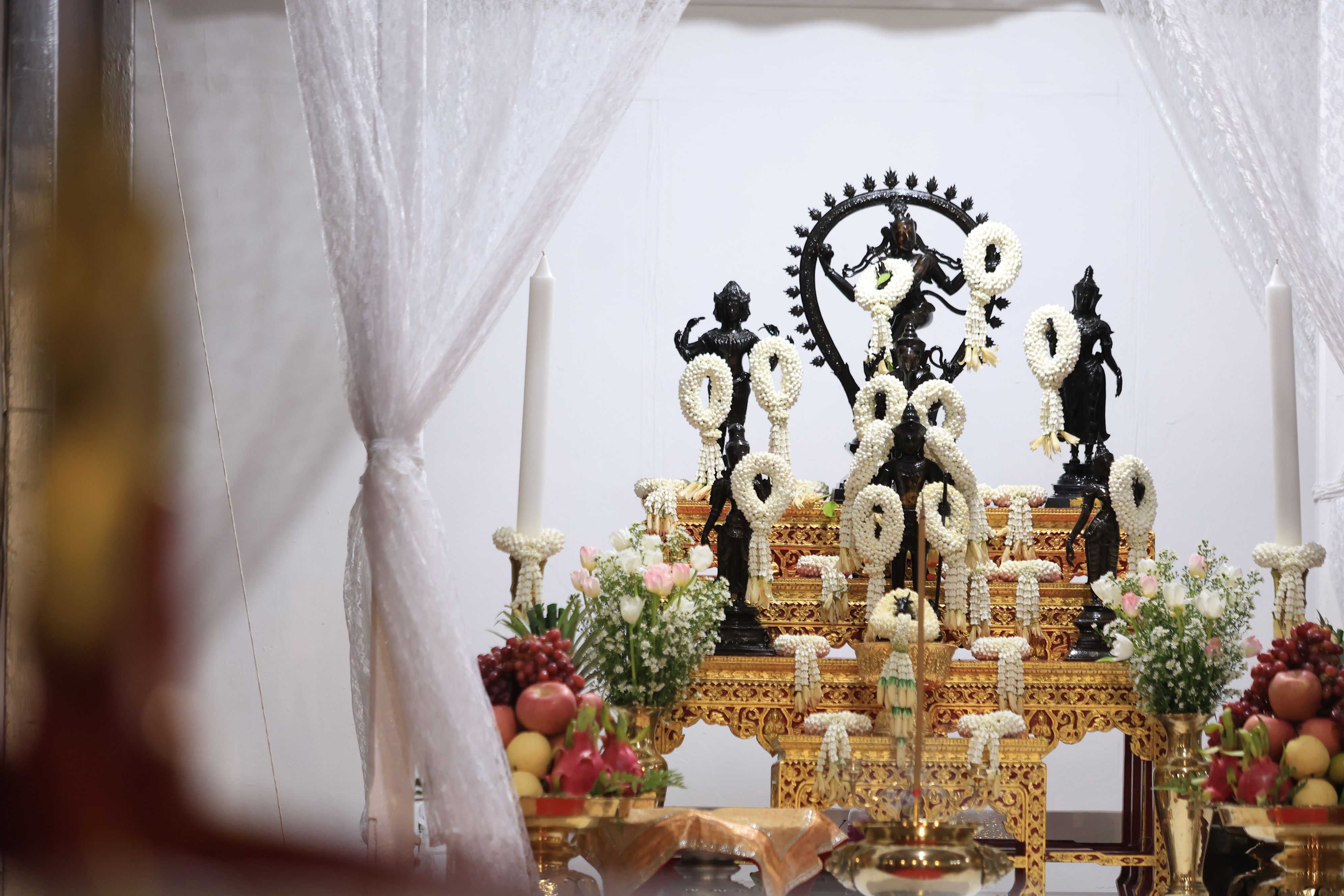 title - ปลัดเกษตรฯ ผู้ทำหน้าที่พระยาแรกนา พร้อมด้วยเทพีคู่หาบทองและเทพีคู่หาบเงิน ทำพิธีล้างมือพระยาแรกนา และเจิมหน้าพระโค